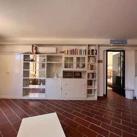 Paraggi's House